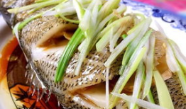 清蒸鱼做法视频,简单美味，一招掌握的烹饪秘诀